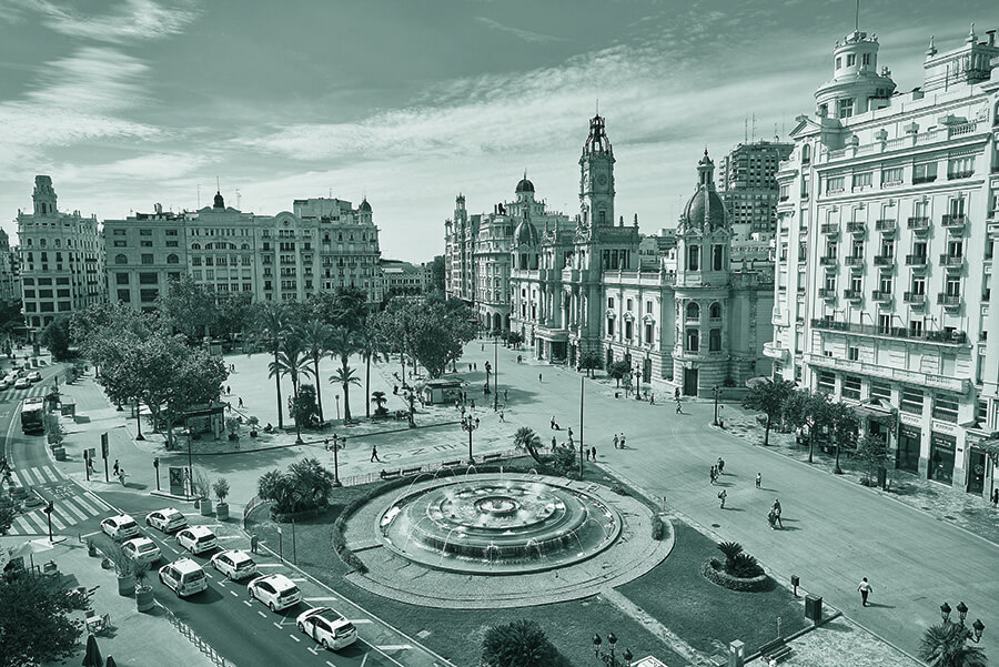 València has achieved a delicate balance between sustainability and growth, and it has not done so by chance, but as a result of a determined commitment of all citizens, the administration and the business sector, which have embraced this challenge as an opportunity to demonstrate that sustainability is also a driver of progress. At the CEV we believe that businesses are agents of change in the transition towards a green economy, which is why we have led initiatives that link the business sector with the city's sustainability objectives.